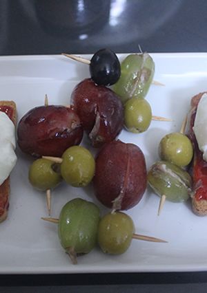 Foto principal de Huevos poche sobre tostadas con uvas rellenas de anchoa