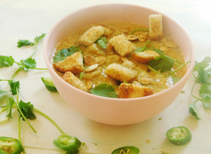 A picture of Curried parsnip soup.