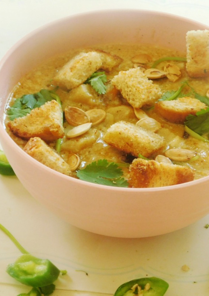 A picture of Curried parsnip soup.