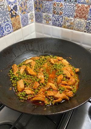 Csirkepaprikás borsóval recept fotója