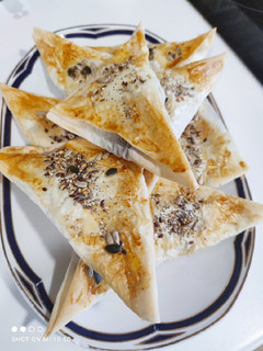 Una foto de Triángulos de verduras con masa filo