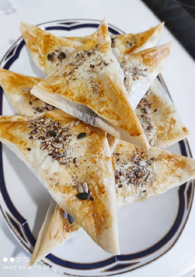 Una foto de Triángulos de verduras con masa filo