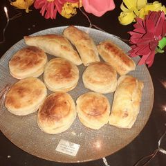 A picture of Puff pastry and chicken patties.