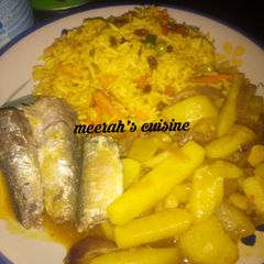 A picture of Fried rise with pototoes souce nd fish.