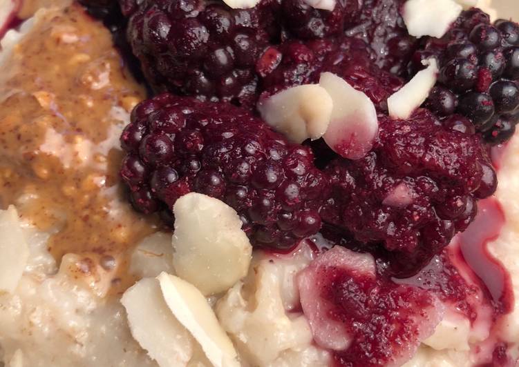 Berry and almond porridge -vegan