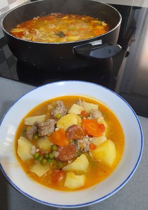 Una foto de Estofado de cerdo con chorizo y guisantes