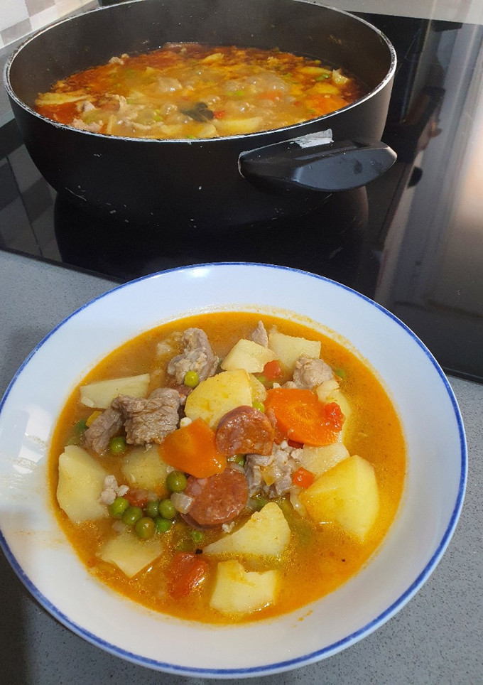 Una foto de Estofado de cerdo con chorizo y guisantes