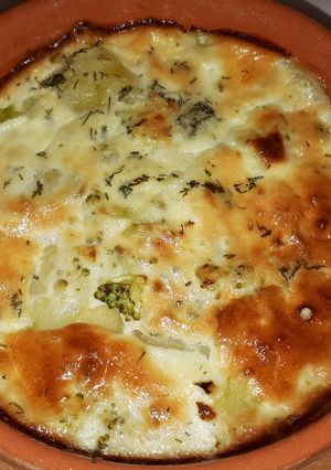 O poză a rețetei Cartofi și broccoli în straturi la cuptor.