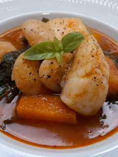 Una foto de Guisote de judiones con bacalao, calabaza y espinacas