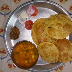 A picture of Dhaniya aaloo puri.