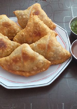 A picture of Multigrain stuffed samosa.