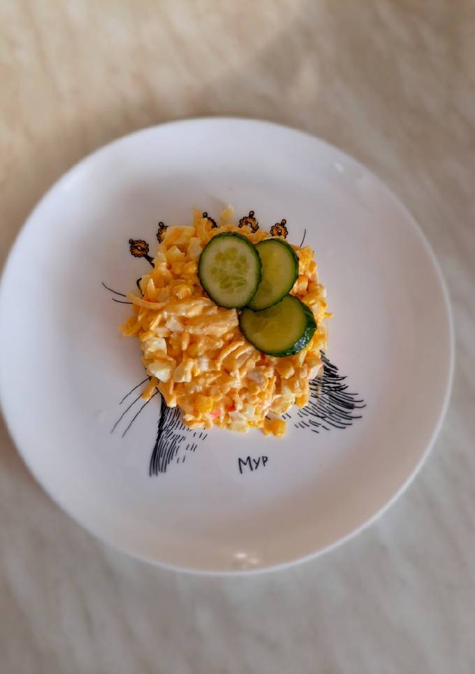 Салат з ананасами, крабовими паличками та кукурудзою