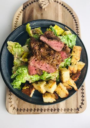 牛排佐凱薩沙拉加麵包塊 的食譜成品照片