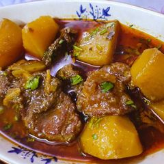 A picture of Aloo Gosht.