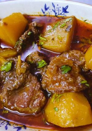 A picture of Aloo Gosht.