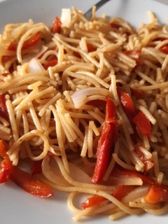 Una foto de Espaguettis en salsa de soja y verduras