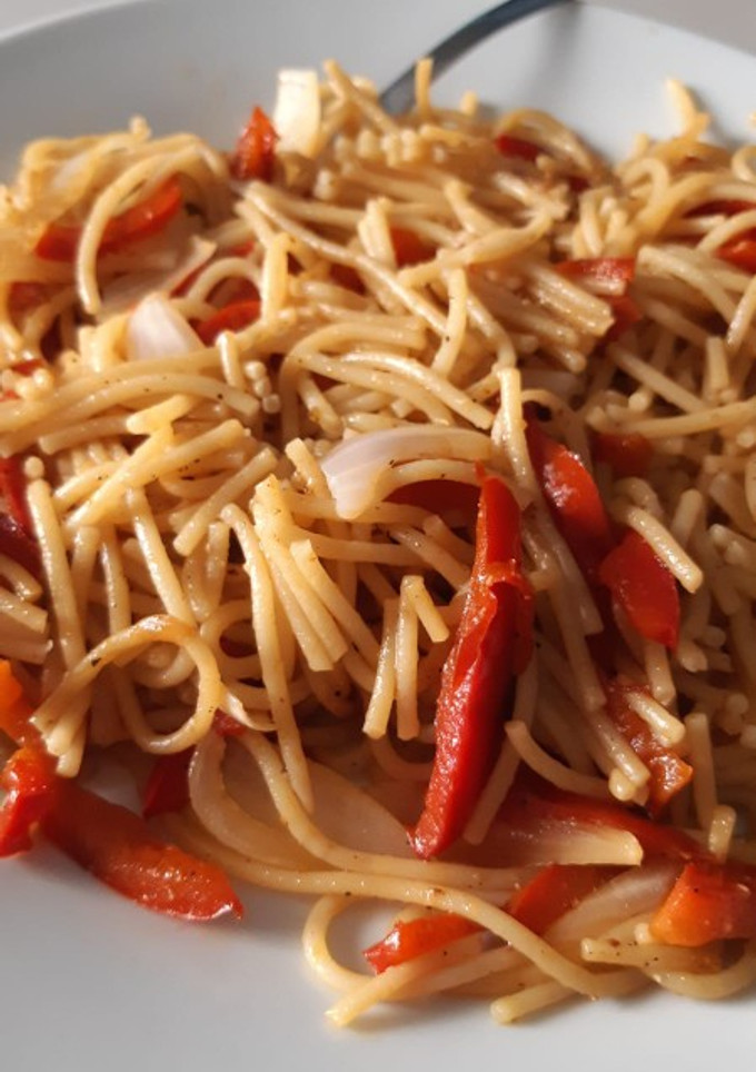 Una foto de Espaguettis en salsa de soja y verduras