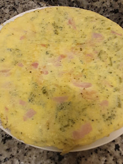 Una foto de Tortilla de brócoli jamón york y queso