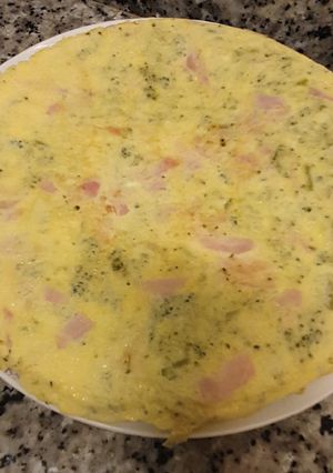 Una foto de Tortilla de brócoli jamón york y queso