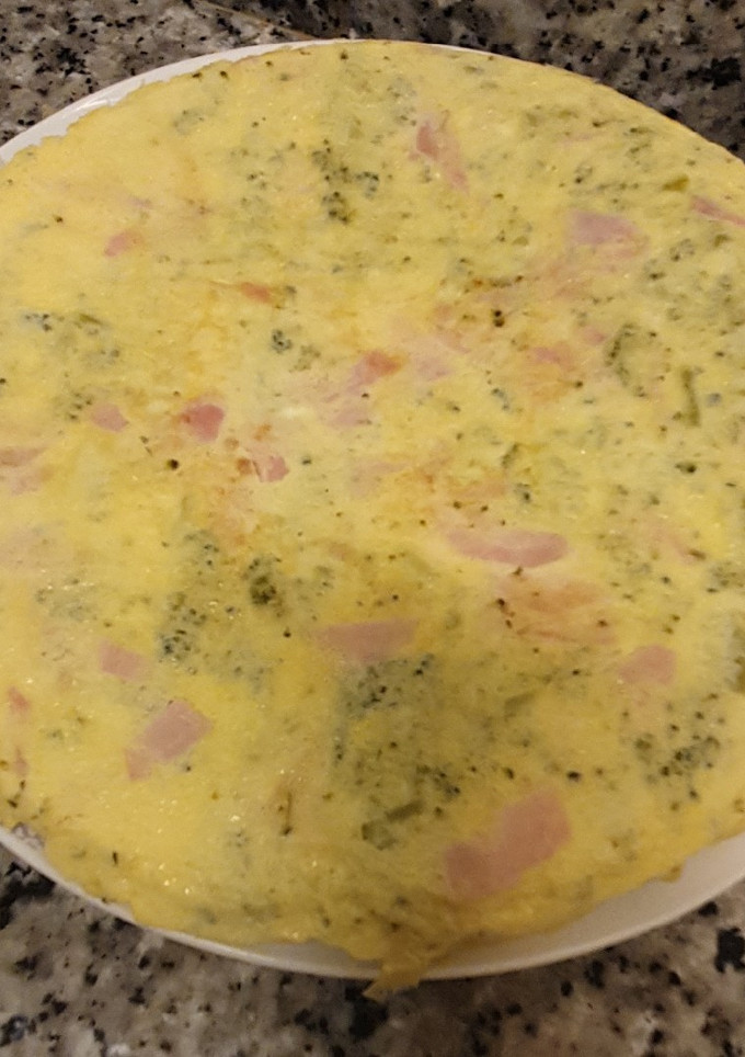 Una foto de Tortilla de brócoli jamón york y queso