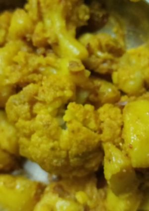 गोभी आलू (Gobhi aloo recipe in hindi) रेसिपी मुख्य फोटो