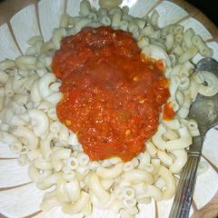 A picture of White macaroni and sauce.