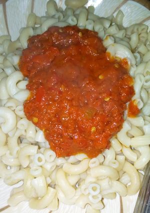 A picture of White macaroni and sauce.