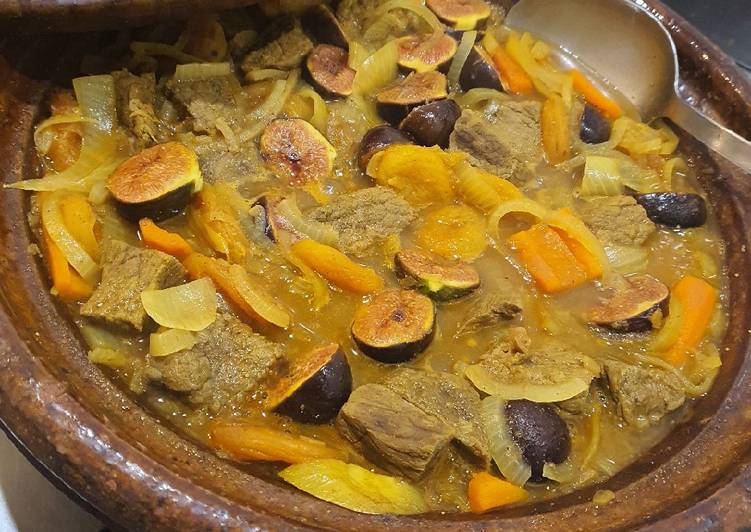 Voici la recette Tajine de bœuf, carottes, figues fraiches et abricots secs 🇲🇦 à la maison