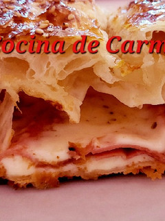 Una foto de Hojaldre con doble de queso y jamón