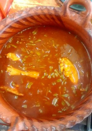 Una foto de Pollo en pasilla con nopales