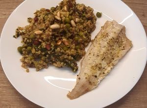 Zdjęcie przepisu Pilaw z kaszy bulgur z mintajem.