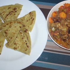A picture of Chapati and chicken.