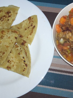 A picture of Chapati and chicken.