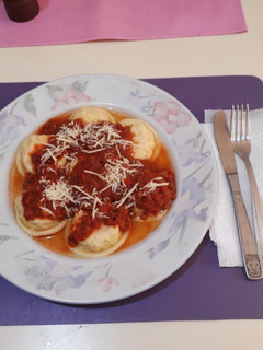 Una foto de Sorrentinos caseros de ricota jamón y queso con salsa boloñesa