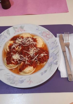 Una foto de Sorrentinos caseros de ricota jamón y queso con salsa boloñesa