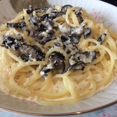 A picture of Black Olives and Capers in a Cream Sauce.
