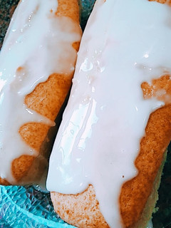 Una foto de Budín de limón con glaseado de limón