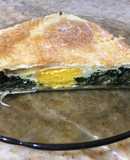 Tarta de espinacas y acelga con huevos estrellados