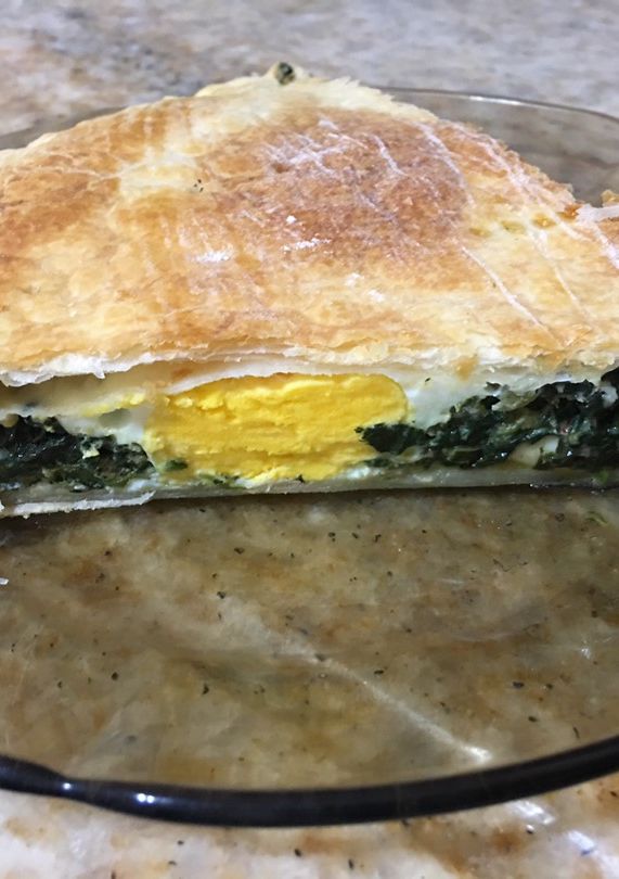 Una foto de Tarta de espinacas y acelga con huevos estrellados