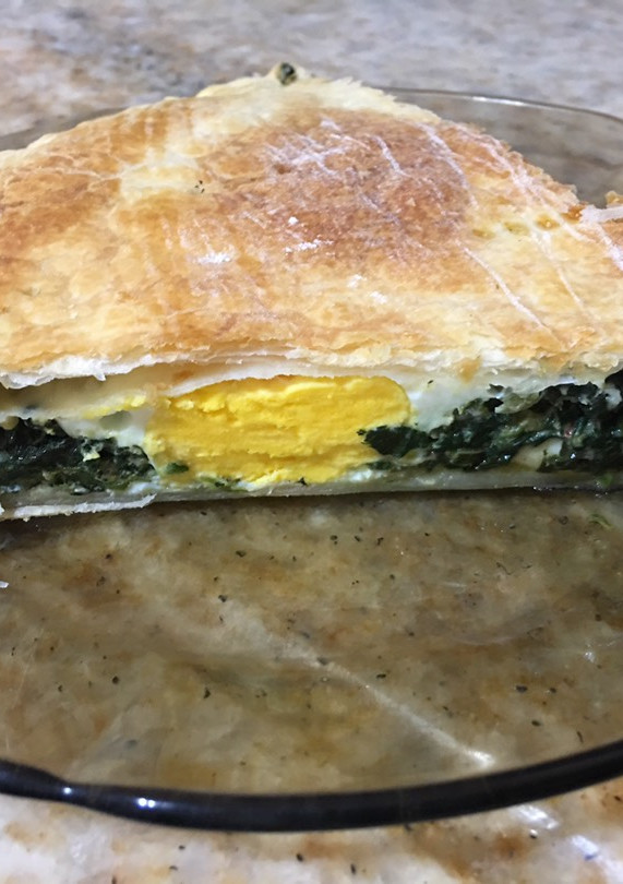 Una foto de Tarta de espinacas y acelga con huevos estrellados