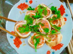 Hình của món Trứng cuộn giò sống trộn cà rốt và nấm mèo.