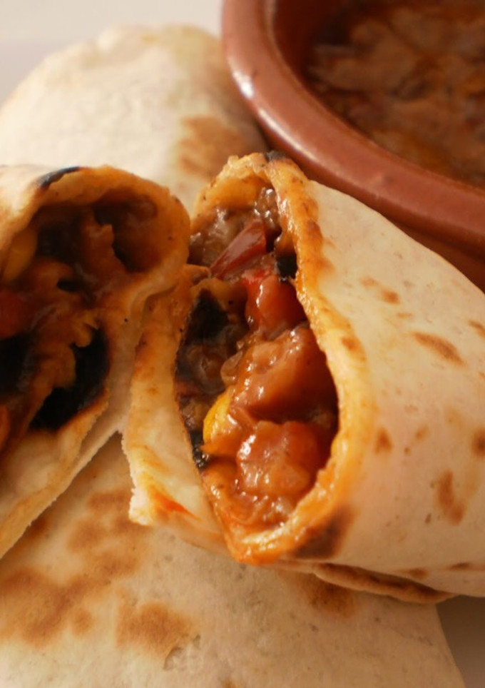 Una foto de Fajitas de pollo y verduras con guacamole