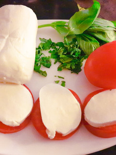 Una foto de Ensalada de tomate, mozzarella y albahaca