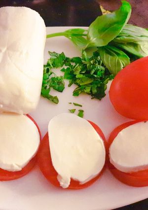 Una foto de Ensalada de tomate, mozzarella y albahaca