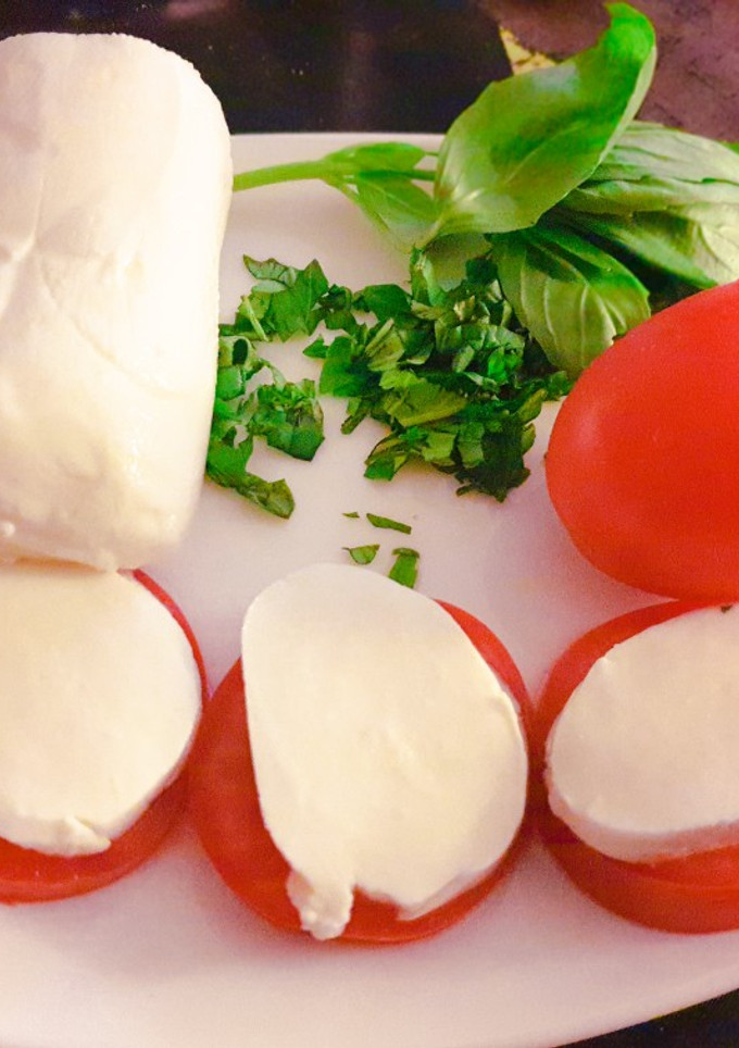 Una foto de Ensalada de tomate, mozzarella y albahaca