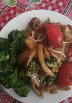 Una foto de Lomo saltado de carne con brócoli