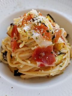 Una foto de Espaguetis en salsa cremosa de ajo escalivado con berenjena y jamón