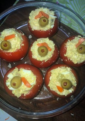 Una foto de Tomate relleno con pollo, arroz y pickles 👌