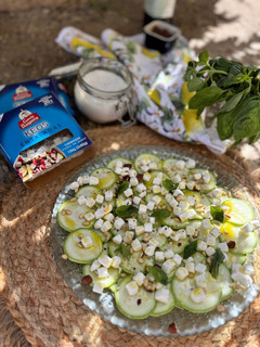 Una foto de Carpaccio de calabacín con queso, frutos secos y albahaca