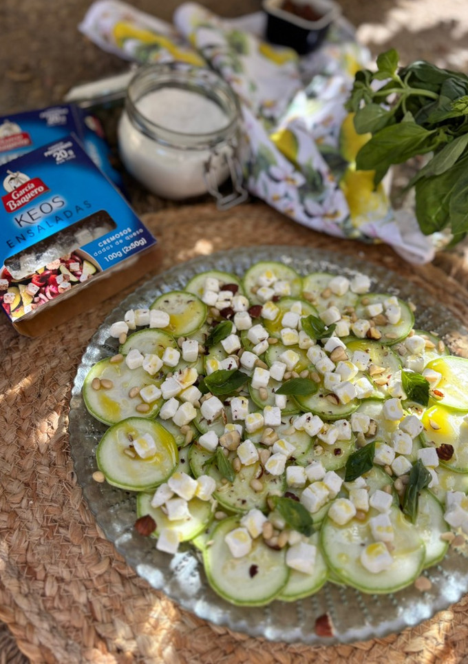 Una foto de Carpaccio de calabacín con queso, frutos secos y albahaca